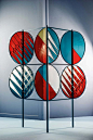 【彩色玻璃家具】在今年的米兰设计周中，Spazio Pontaccio 展示了 Patricia Urquiola 和 Federico Pepe 两位设计师的独特家具。这个胶囊系列中的餐具柜用彩色玻璃，在一种全新的，现代的方式中展现了设计师的图形能力。