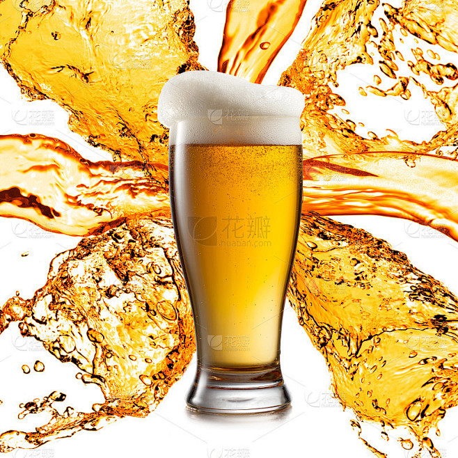 啤酒在玻璃孤立在白色背景