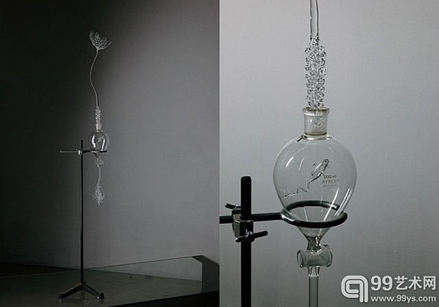 日本女艺术家青木美歌的玻璃雕塑作品，名为...