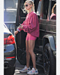 Photo shared by Daily_style_fashion_ on September 04, 2019 tagging @justinbieber, and @haileybieber. 图片中可能有：一人或多人、一群人站着和鞋