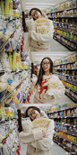 倪妮近日在洛杉矶的一组写真美照，身穿Gucci 2019早春系列，戴方框眼镜文艺又随性，逛个超市都能美翻天！ ​​​​