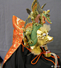 日本国雅乐表演兰陵王装束：陵王面、牟子（面具后面那块蒙头布）、裲襠、袍子、指贯（花裤子）、金当带、桴、丝鞋。 ​​​​