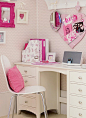 粉色墙面及心型家居装饰品，加上白色的书桌搭配，让小书房也充满着浪漫的爱意。