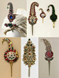 【Sarpech】一种在印度莫卧儿王朝男性贵族中流行的头饰。这种饰品从波斯传入印度，最早使用鸟类的羽毛插在头巾前方作为装饰，被称为Kalgi。后来工匠们通过黄金与宝石的组合仿照羽毛的形态，制造出了华丽的Sarpech。古董级的Sarpech经常出现于各大拍卖行中，不过很多时候，它们被放反了(图9)。