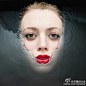 摄影师Marc Lamey 拍摄了一组以浮出水面的女人为背景的照片组合，唯美啊～#求是爱设计#
