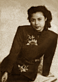 秦怡（1922.1.31——）女，德艺双馨的艺术家。2009年10月17日获得第18届金鸡百花终生成就奖。2009年11月15日正值其演艺70周年之际，88岁高龄的她已经接拍了下一部作品。
