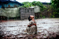 印度博帕尔，雨中的小女孩。