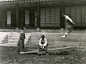 1931年，朝鲜，两名女青年正在玩跷跷板。这幅照片由美国《国家地理杂志》的摄影师罗伯特-摩尔拍摄。 #人文纪实#