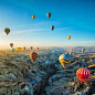 【土耳其】卡帕多西亚，地球上最适合乘热气球的地方之一。