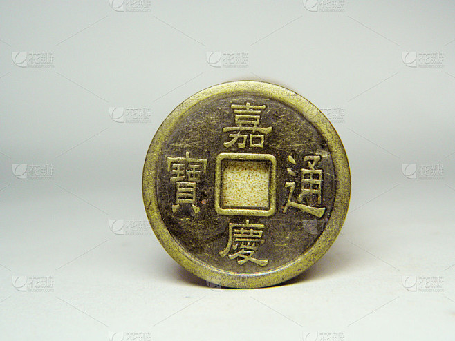 中国古代的铜币上盖满了白色