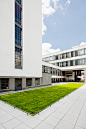 Bauhaus Studentenzimmer 六七十年代德国包豪斯式的简约主义风格，影响了或者说带动了以后几十年的设计理念，现代的设计风格，无论是建筑、室内、景观、家具、饰品等等，都多多少少含着那个年代的影子，延续着一种精神