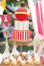 新年派对季！嘉年华主题婚礼蛋糕+来自：婚礼时光——关注婚礼的一切，分享最美好的时光。#马戏团主题婚礼蛋糕# #婚礼甜品#