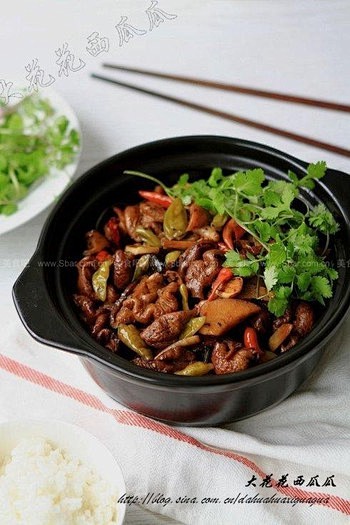 如何做泡椒干锅肥肠的做法（荤菜菜谱）