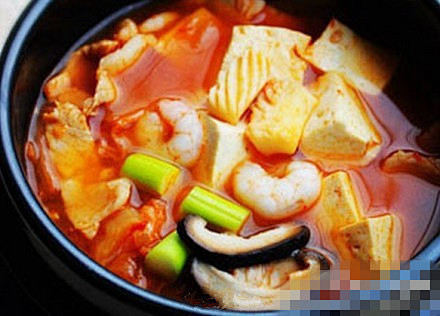 【韩式豆腐锅】1豆腐切成块，用热水汆一下...