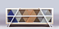 罗马尼亚设计师Ana Barbu设计了一款多边的餐边柜，他没有我们熟知的柜门，而是用遮板所替代！遮板分为三种颜色，均由20根倾斜的金属构成。滑动的遮板形状，可以根据自己的喜好组合成不同的几何形状！