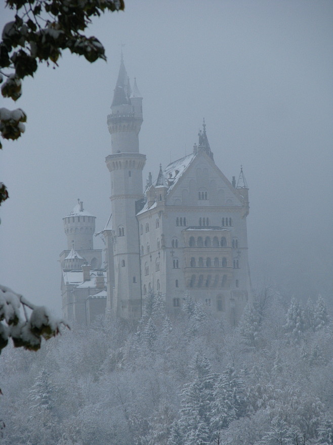 “neuschwanstein cast...