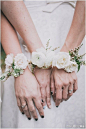 #婚礼秀# 新娘伴娘鲜花手腕花。鲜花和仿真花，你会选哪种呢？ ​​​​