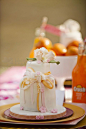 小柑橘被纳入的婚礼花束和装饰中，新娘周围的橙色图案更添加完美和流行