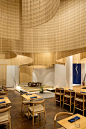 【隈研吾又一佳作|波特兰日本餐厅】

隈研吾近期完成了位于俄勒冈州西海岸波特兰的一家日本餐厅的室内设计。 ‘shizuku by chef naoko’ 将是最新的日本烹饪家园，内部是由着名的日本建筑师打造的舒适的环境。在这里可以享用到结合了手工制作的亚洲菜肴，可谓是正宗的美味佳肴。 ​​​​