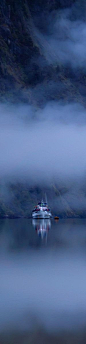 Boat in lonely mist, New Zealand -  在迷雾中孤独航行的船，新西兰