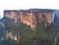 “失落的世界”——罗赖马山（Mount Roraima）， 西班牙语作Monte Roraima。南美洲北部帕卡赖马山脉的最高峰。在巴西、委内瑞拉和圭亚那三国交界处。为边缘陡峭、顶部平坦的桌状山地，长约14公里、宽5公里，海拔2，810米。