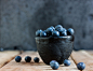 蓝莓，木桌，水果石碗