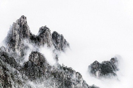 【冬日黄山】
雪霁黄山云初开，绝壁千仞显...