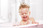 洗澡的可爱宝宝高清摄影图