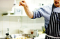 加法,人,饮食,食品,制服_163524281_Chef in a vegetarian kitchen_创意图片_Getty Images China