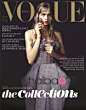 英国超模卡拉·迪瓦伊 (Cara Delevingne) 登上《Vogue》杂志韩国版2012年12月号封面。Cara Delevingne身穿迪奥 (Dior) 2012秋冬高级定制礼服，手摆鲜花遮面，散发着小清新的文艺范