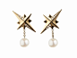 Northbound 金质耳坠，by Tessa Packard
坠有两颗白珍珠，耳钉部分呈交叠的星形，点缀小颗钻石。