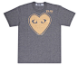COMME des GARÇONS 所推出的 PLAY 系列 T-Shirt，灰底金心，双眼闪耀着富贵又慵懒的柔软光芒。 售价:705元