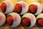 草莓大福是一种日式果子，可当茶余饭后的甜点。外层是糯米皮，里面的馅料是草莓。草莓大福是一种日式果子，可当茶余饭后的甜点。外层是糯米皮，里面的馅料是草莓。#日本小吃# #甜点# #下午茶# #草莓# #吃货# #蛋糕# #美食# #料理# #晚餐#