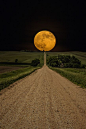 Supermoon rises over this road to nowhere in ...  月亮升起在这条路