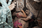 Taslima Akhter：突发新闻类单幅三等奖
最后一个拥抱：2013年4月25日，孟加拉国达卡，两位遇难者被发现在服装厂坍塌的废墟中。2013年4月24日，孟加拉首都达卡附近的萨瓦村，一家生产中的制衣厂倒塌，超过一千人在这场意外中死亡。孟加拉国摄影师Taslima Akhter