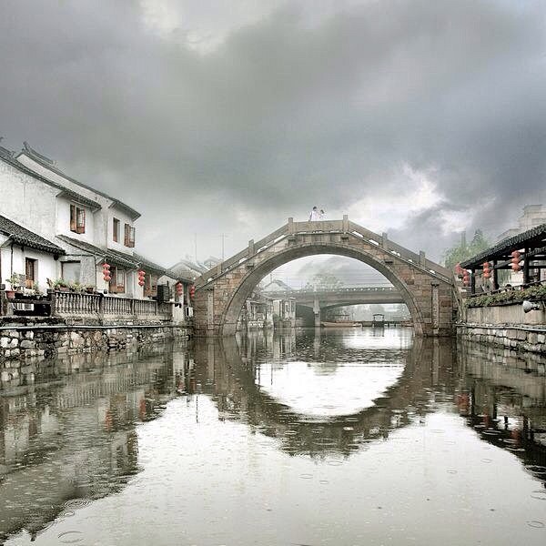 昨日江南春又雨，今朝天涯暮再歌。 