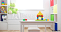 五颜六色的儿童rooom与白色墙壁和家具。 在家内部的彩虹地毯与窗口