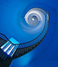 完美的蓝色旋转楼梯~看到我晕眩呀！（我们都是蓝色控@蓝色潮流控）