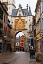 Auxerre,Bourgogne Region,France。法国勃艮第区欧塞尔，是下勃艮第约纳(Yonne)省的首府。欧塞尔古城是座艺术与历史之都，公元五世纪主教圣日尔曼把欧塞尔发展为宗教中心。其中圣艾蒂安大教堂(Cathedral of St. Etienne)和日尔曼修道院(Abbey of Saint Germain)，以及随着时间的推移保留下来的特殊古老建筑等等，都自信地向世人展示着它久远的历史古迹。 葡萄酒为当地带来了国际知名度，夏布利葡萄园距离市区就几公里的路程。奥塞尔足球俱乐部也很有名。