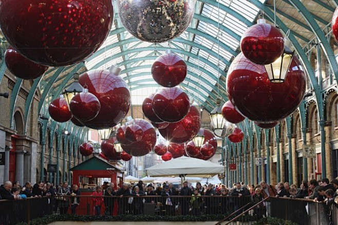 在英格兰伦敦科芬园集市悬挂巨大的玻璃装饰...