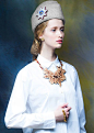 Masterpeace是来自俄罗斯的时尚珠宝和发饰品牌，由莫斯科时尚达人Evgeniya Linovich在2004年创办，品牌2014秋冬系列以俄国文学巨匠托尔斯泰的小说《战争与和平》为创作灵感，上演了一场军装美人的古典魅惑。该系列包括耳饰、项链、丝带、肩带、肩章和胸针等单品，主要的标志有象征和平的鸽子和象征胜利的橄榄枝。另外品牌14秋冬系列的另一主题是“爱”。“best friend”、“mom”、“hope”、“faith”、“love”等词汇出现在饰品的设计上。@北坤人素材