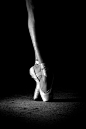 black and white photo...ballet...en pointe...contrast: