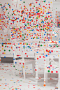 艺术家Yayoi Kusama 给我们表现了一组孩子和斑点结合回事什么样的混乱场景。