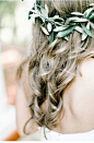 21个清新自然的新娘发型，打造清丽脱俗的仙女系新娘！+来自：婚礼时光——关注婚礼的一切，分享最美好的时光。#新娘发型# #纯绿叶新娘头饰#