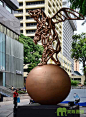 这几个具有神秘色彩的青铜雕塑是由巴黎艺术家Richard Texier(理查德·特谢尔)创作并安装在新加坡的商业步行街乌节路中央，作为独特的休闲景观的存在，除了吸引路人的眼球之外，更深层次地体现到一个商业区所蕴含的的文化、艺术方面的人文气息