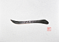 ONE&DOT : Utilizing the sophisticated technique of chasing (creating hand-embossed metal fittings) possessed by the artisans of Sendai Tansu (drawers), we have designed a paper knife in the calligraphic standard Chinese characters “一 (one)” and “、(com