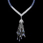 Limelight 项链，灵感源自纽约，18K白金，镶衬368颗蓝色蓝宝石（约25.36克拉）、381颗圆形美钻（约15克拉）和19颗美钻（约1.73克拉）