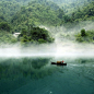 一湾碧水一蓬船，一层白雾层层峦。一幢小居山下坐，一篙撑醒天外仙。



