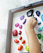 DIY彩绘石头时钟手工制作教程图解   颜色非常鲜艳的彩绘石头，每个钟点一种颜色，并标注上白色钟点，一款样式简单且色彩丰富的石头时钟挂在墙面，不仅是很好的家居装饰，也随时可以看到时间，很实用，还可以吸引孩子们更好的学习识钟看时间。 #DIY# #手工#