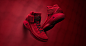 【Air Jordan 32  "Rosso Corsa" 官方发布】首发配色以意大利豪华跑车为灵感，命名为 "Rosso Corsa"。经典 "赛车红" 配色贯穿整个新版 Air Jordan 创新设计，而鞋垫中的  "Push to start" 字样则更堪称点睛之笔。鞋身内外均融入以优质材质打造的装饰性元素，进一步升华这款现代高性能鞋款的代表之作。